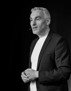 220930202227_Dominik-PFAU_Christian_Buehne2