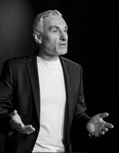 220930202227_Dominik-PFAU_Christian_Buehne4